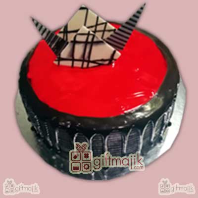 Send Yummy chocolate Strawberry cake for your loved ones